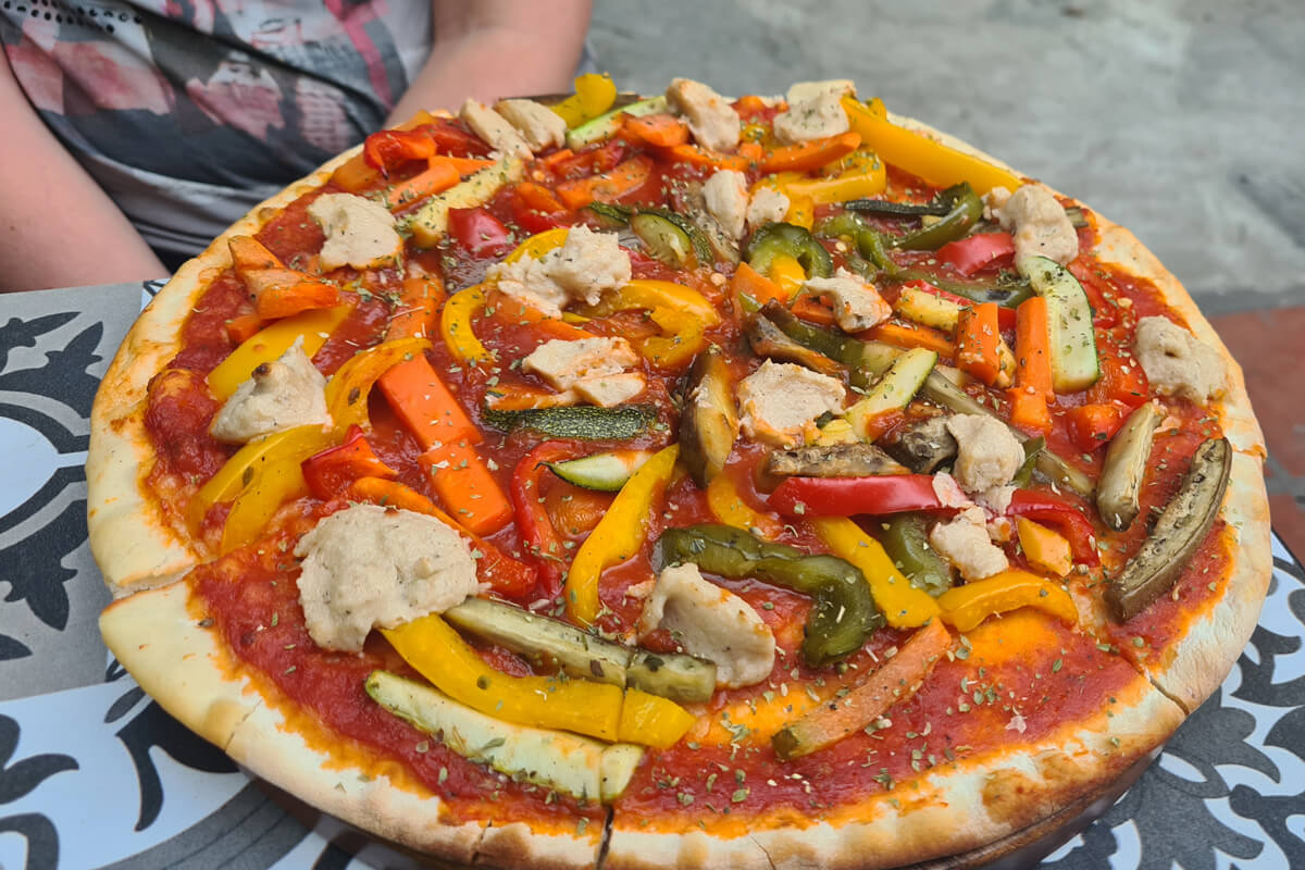 Gemüsepizza mit Cashew-Käse