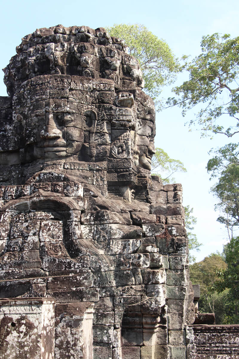 Die Türme des Bayon Tempel sind mit Gesichtern verziert, die in alle vier Himmelsrichtungen blicken.