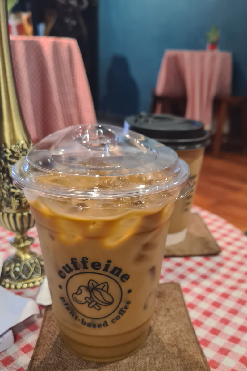 Iced Latte mit Hafermilch im Cuffein