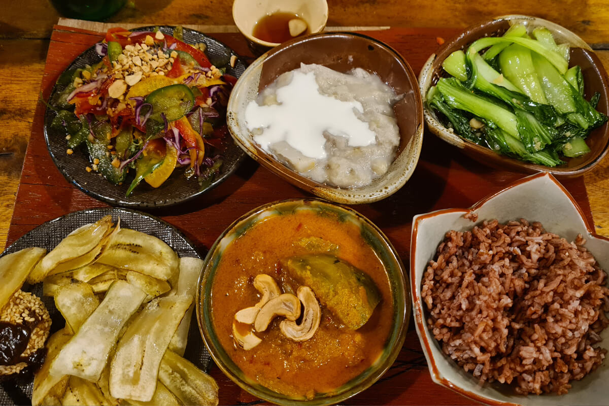Veganes Menü mit verschiedenen Gerichten aus der Khmer Küche im Deva