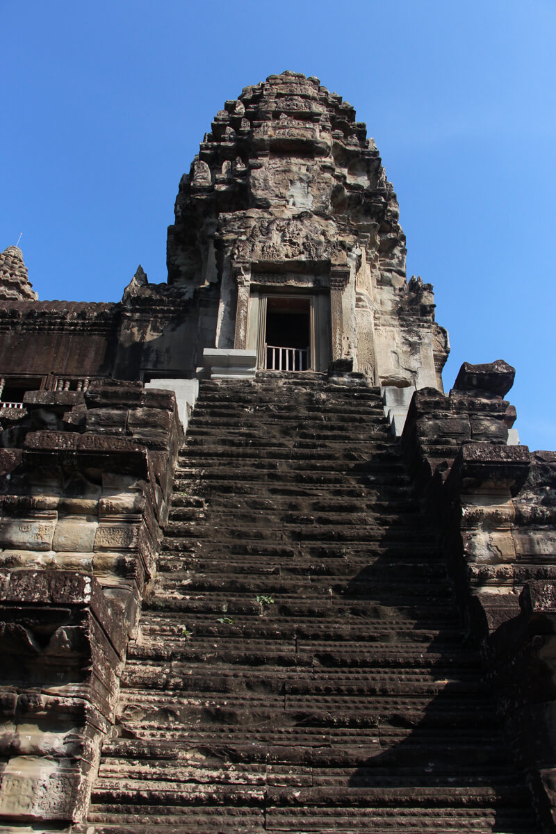 Steile Treppen führen zum zentralen Tempelberg in Angkor Wat.