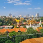 Ausblick über Phnom Penh mit Hochhäusern und die Royal Palace