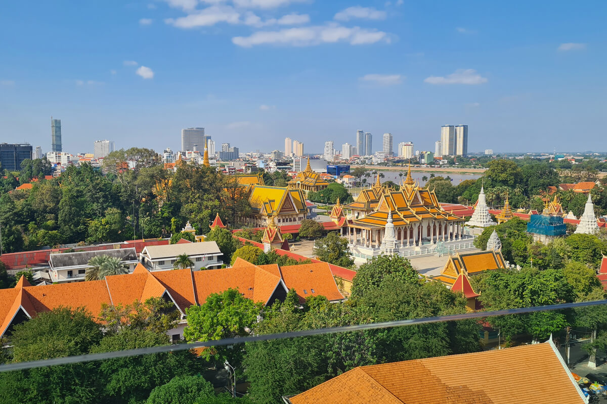 Ausblick über Phnom Penh mit Hochhäusern und die Royal Palace