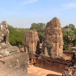 Ein Löwen-Wächter blickt über den Dschungel beim Pre Rup Tempel.