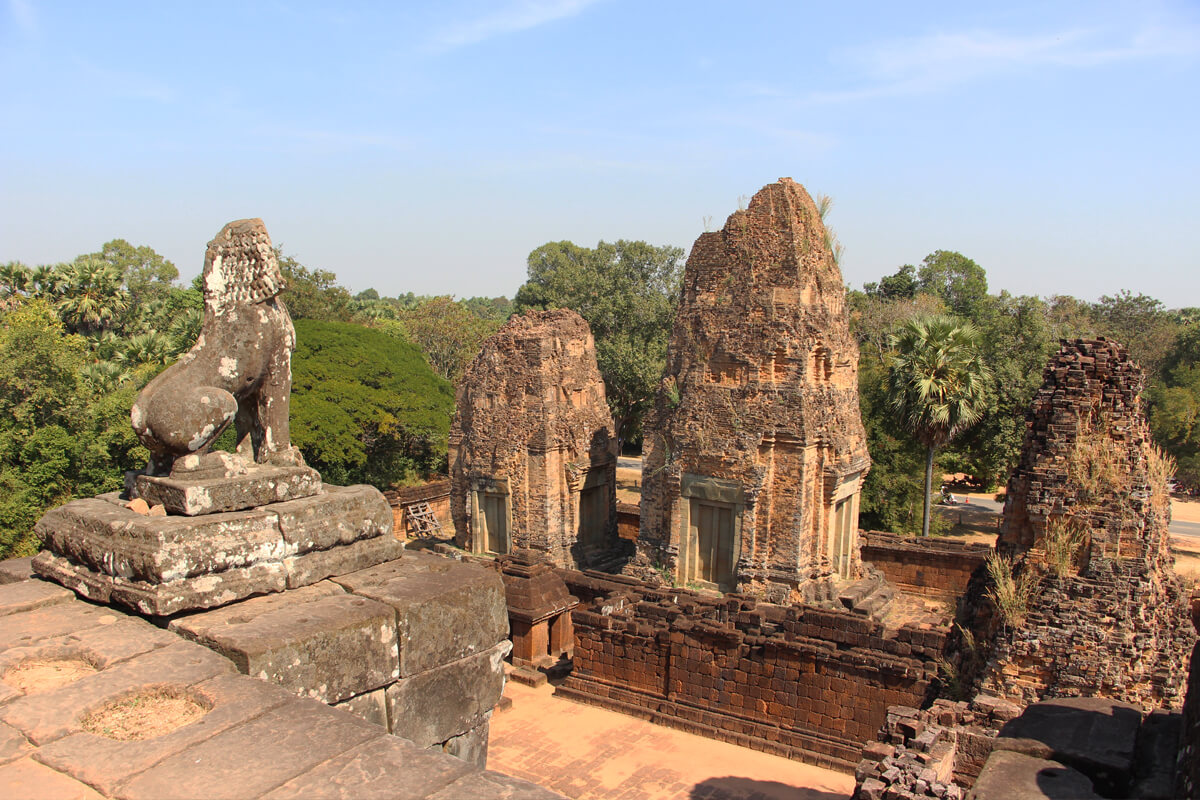 Ein Löwen-Wächter blickt über den Dschungel beim Pre Rup Tempel.