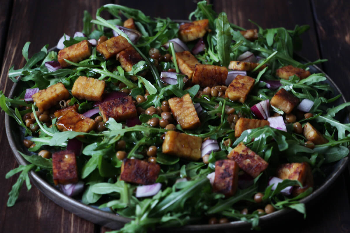 Rucolasalat mit Linsen und Tempeh Bites