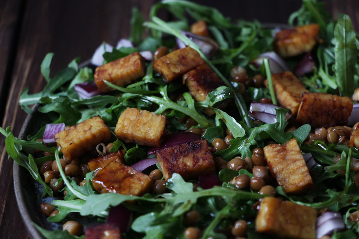 Rucolasalat mit Linsen und Tempeh Bites