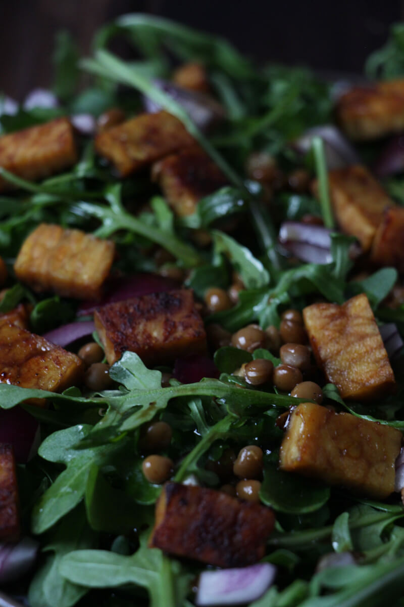 Rucolasalat mit Linsen und Tempeh Bites