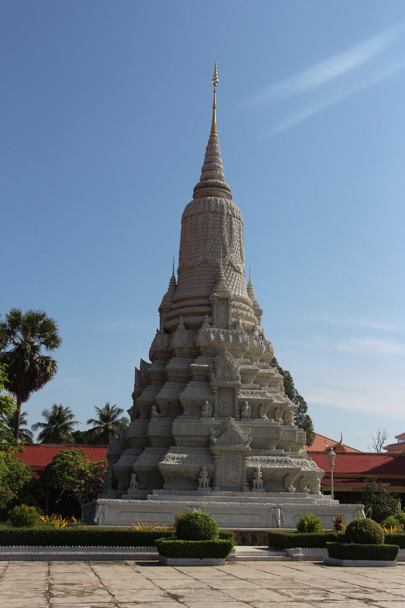 Die Silberpagode strahlt im Sonnenlicht.