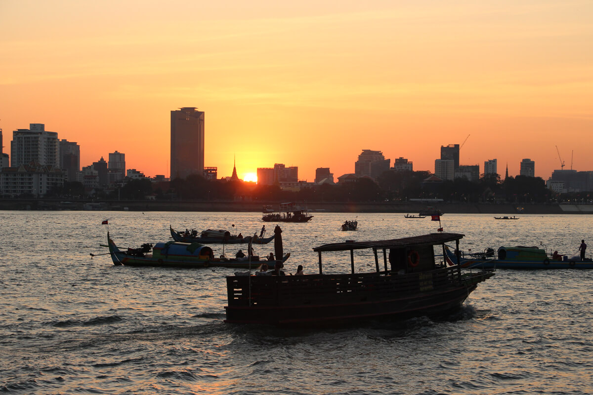 Boote auf dem Tonle Sap bei Sonnenuntergang