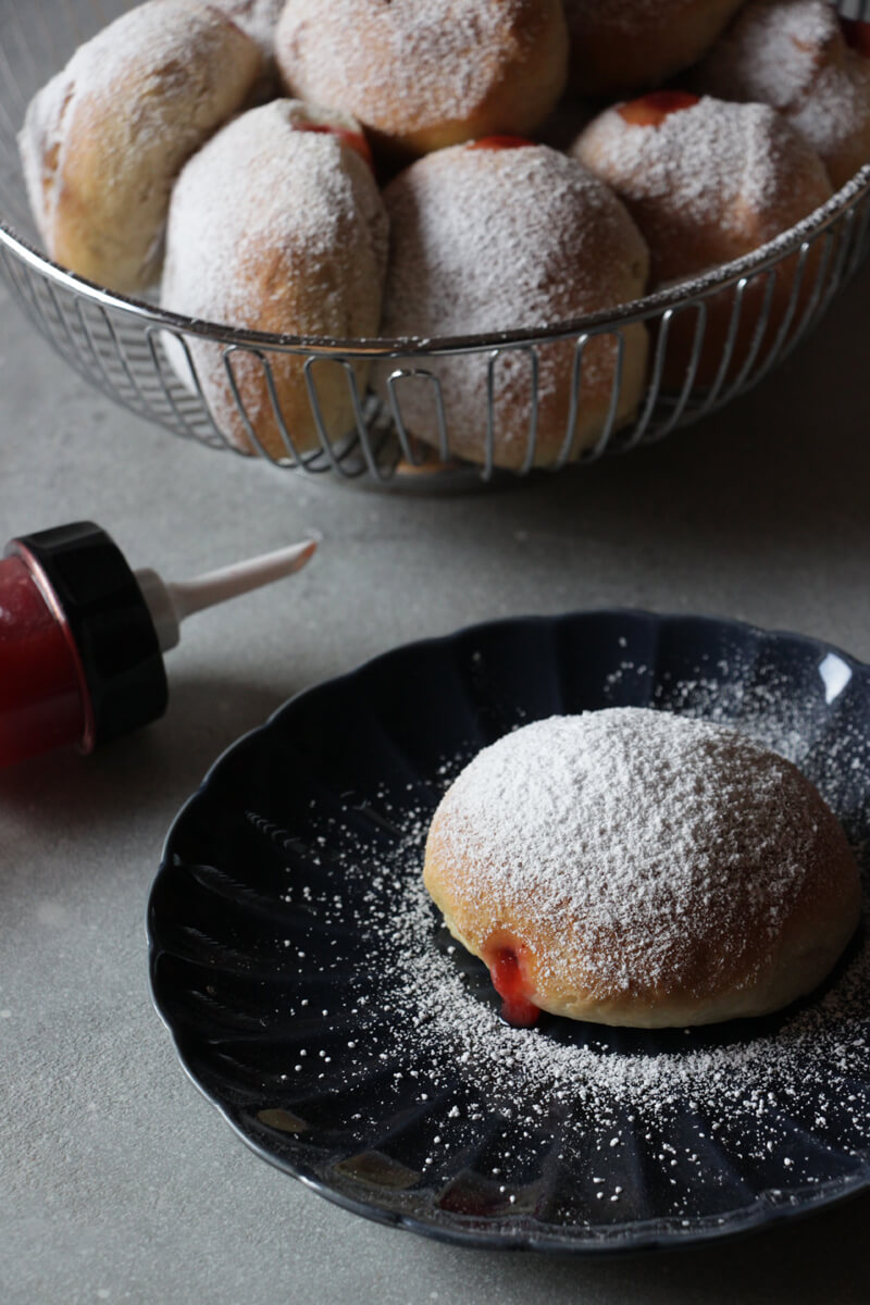 veganer Ofenberliner mit Puderzucker auf einem Teller