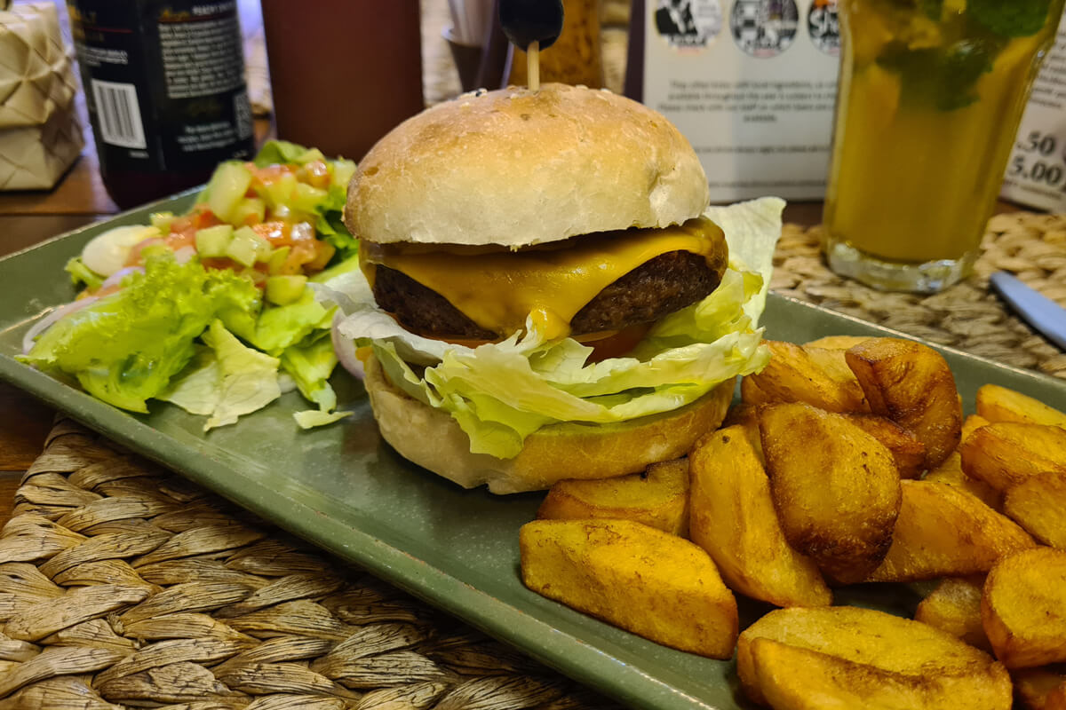 Veganer Burger in einem Restaurant in Siem Reap