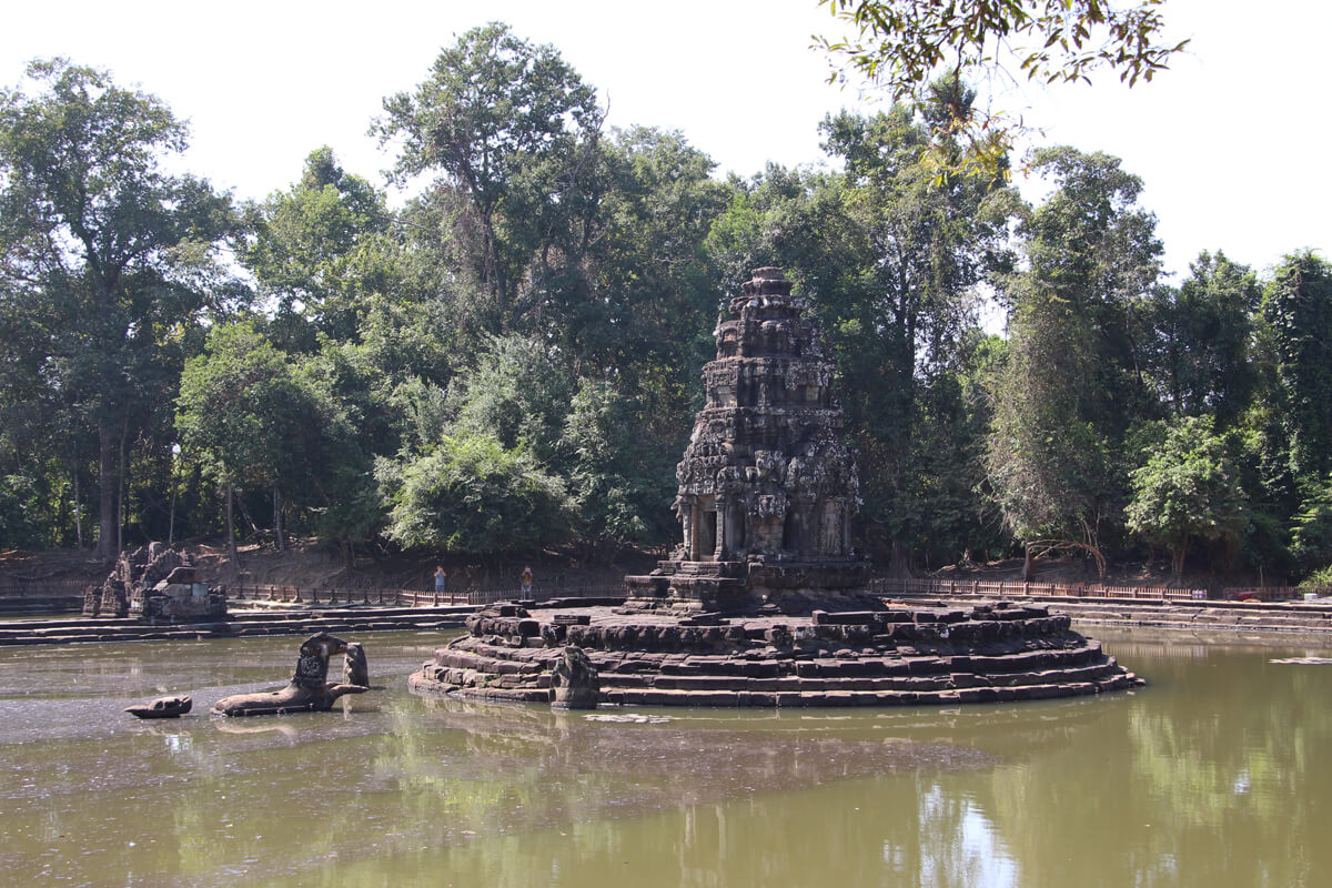 Im Wassertempel erhebt sich der Meru aus dem Urmeer.
