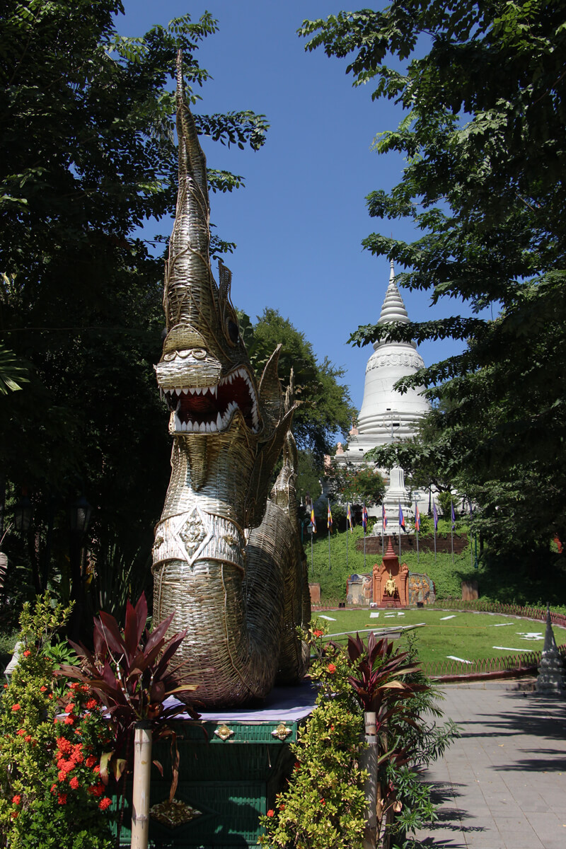 Der Tempel Wat Phnom auf einem Hügel