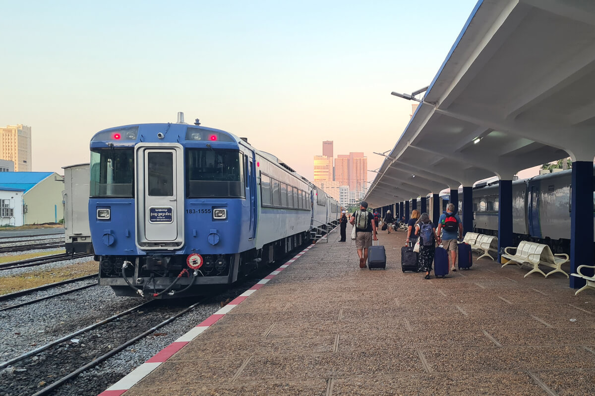 Ein Zug steht im Bahnhof von Phnom Penh