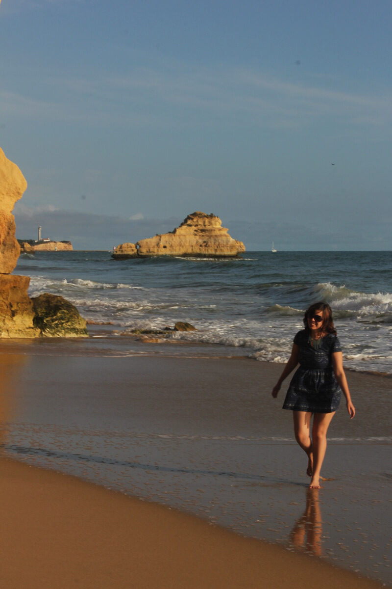Melanie am Strand an der Algarve