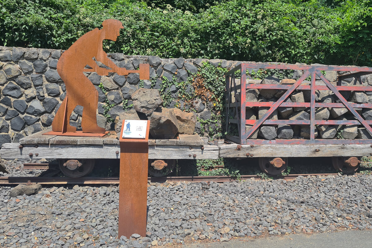 Denkmal zum Basaltabbau an der Linzer Basalt-Schleife