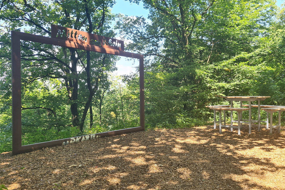 Picknickplatz mit Aussicht am Rheinsteig bei Linz