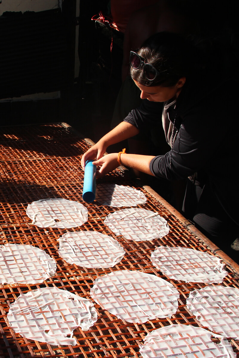 ich darf ausprobieren, wie man Reispapier macht