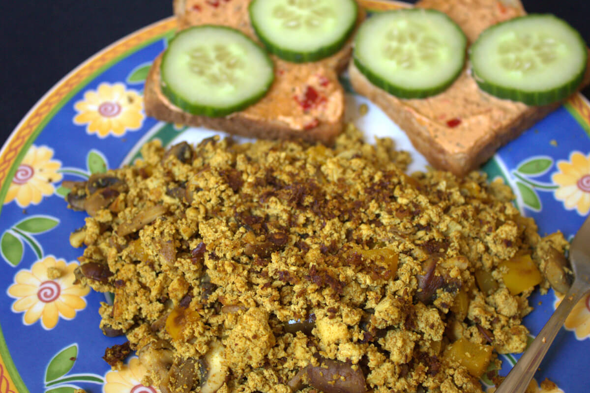Scrambled Tofu mit Gemüse und Toast