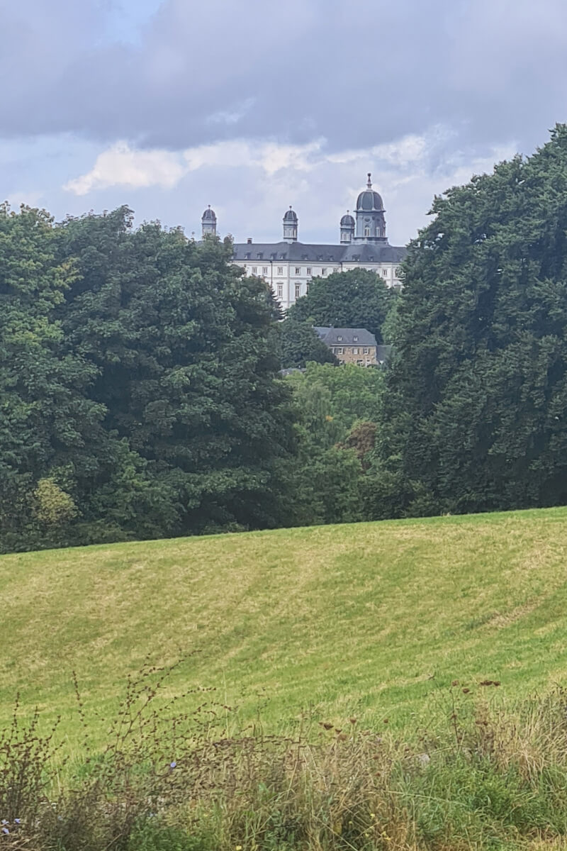 Ausblick auf das Schloss vom Bensberger Schlossweg