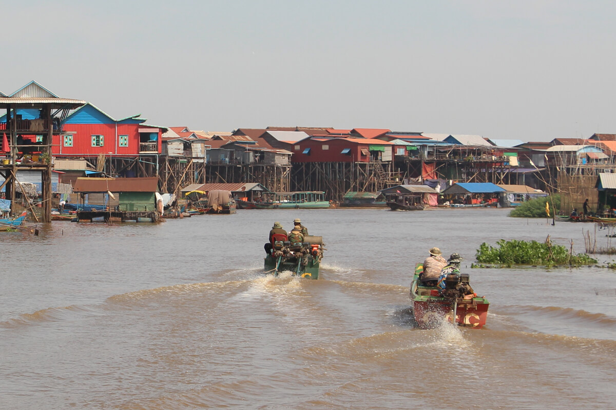 Boote und Stelzenhäuser am Tonle Sap See