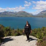 Melanie an einem See in Neuseeland