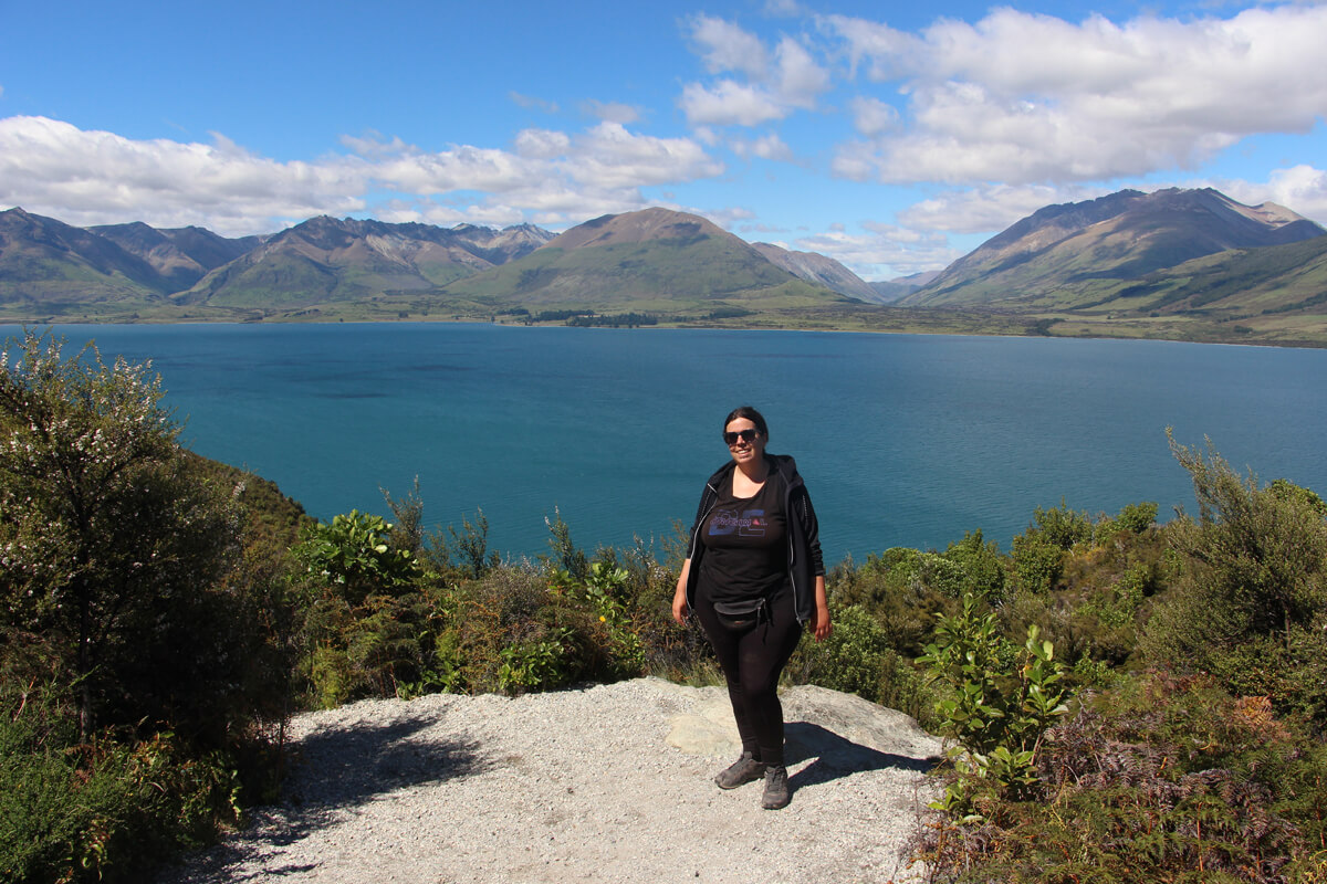 Melanie an einem See in Neuseeland