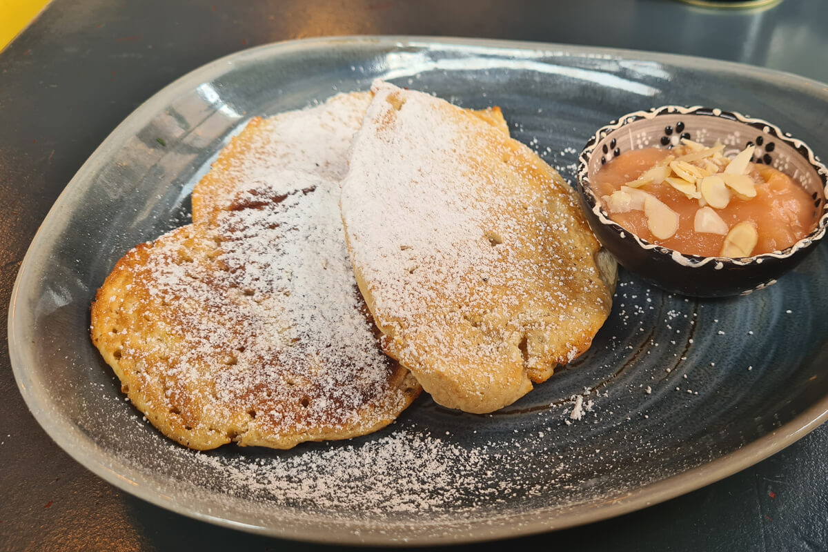 vegane Pfannkuchen mit Apfelmus im Helga in Konstanz