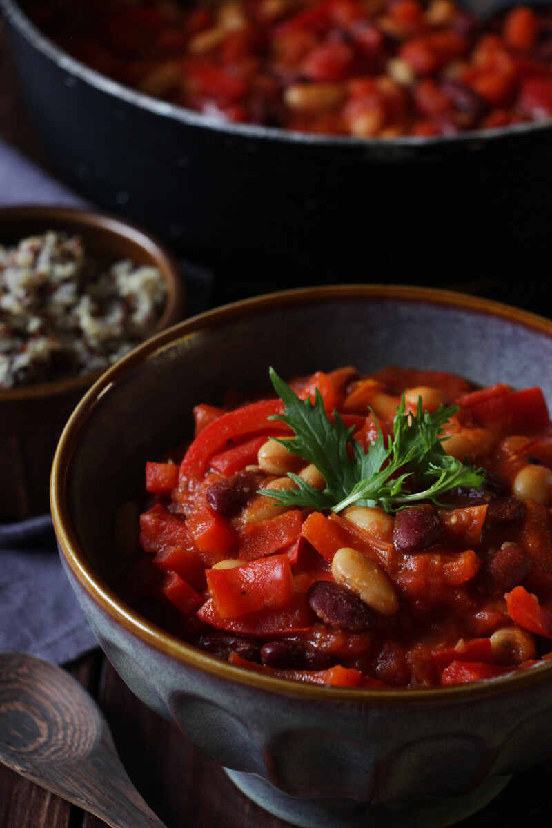 Paprika-Bohnen-Pfanne in einem Schälchen mit Quinoa