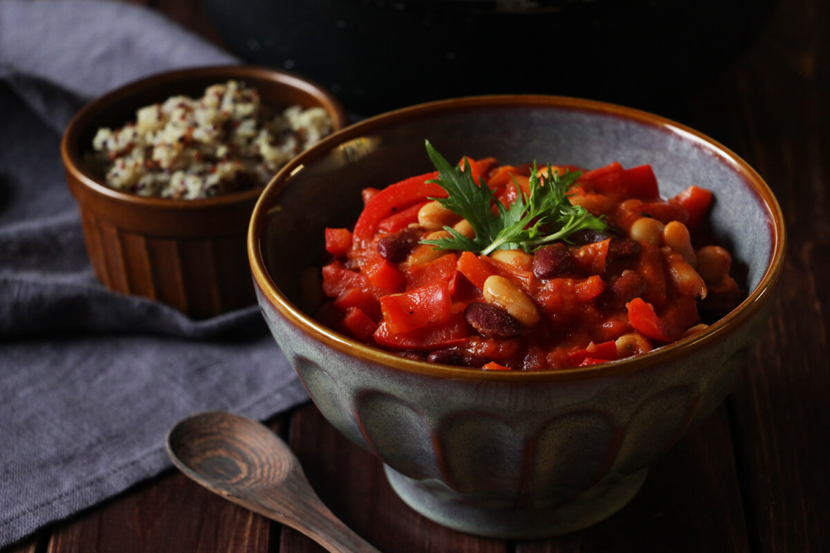 Paprika-Bohnen-Pfanne in einem Schälchen mit Quinoa