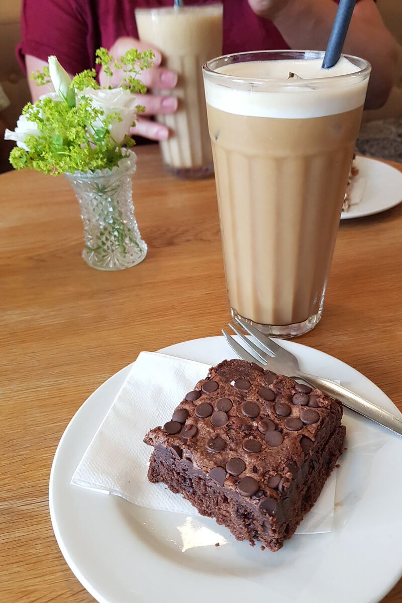 veganer Brownie und Iced Latte im Cafesito