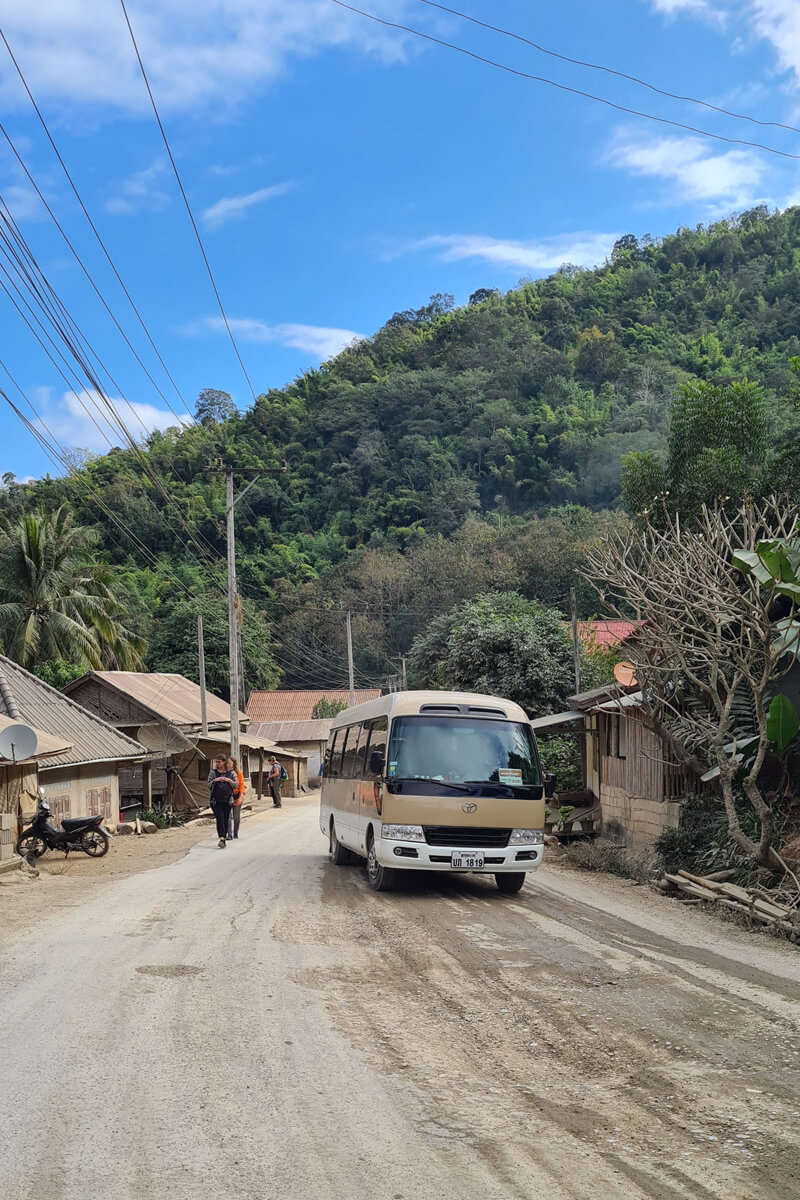 Reisebus unterwegs in Laos