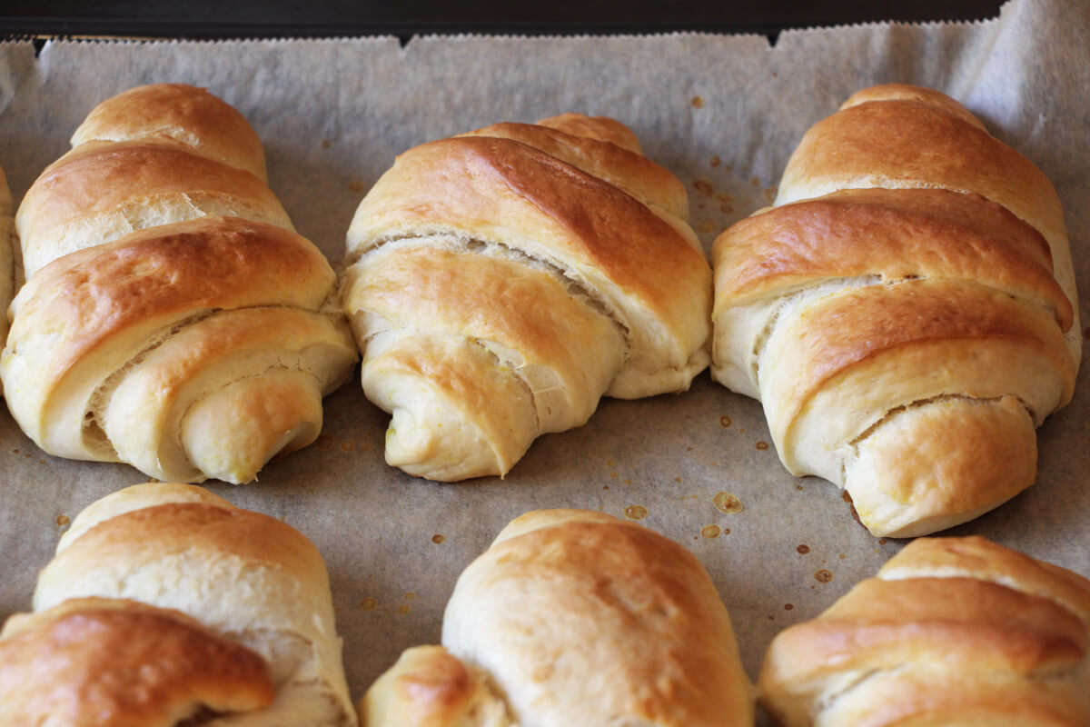 vegane Brioche Croissants auf einem Backblech