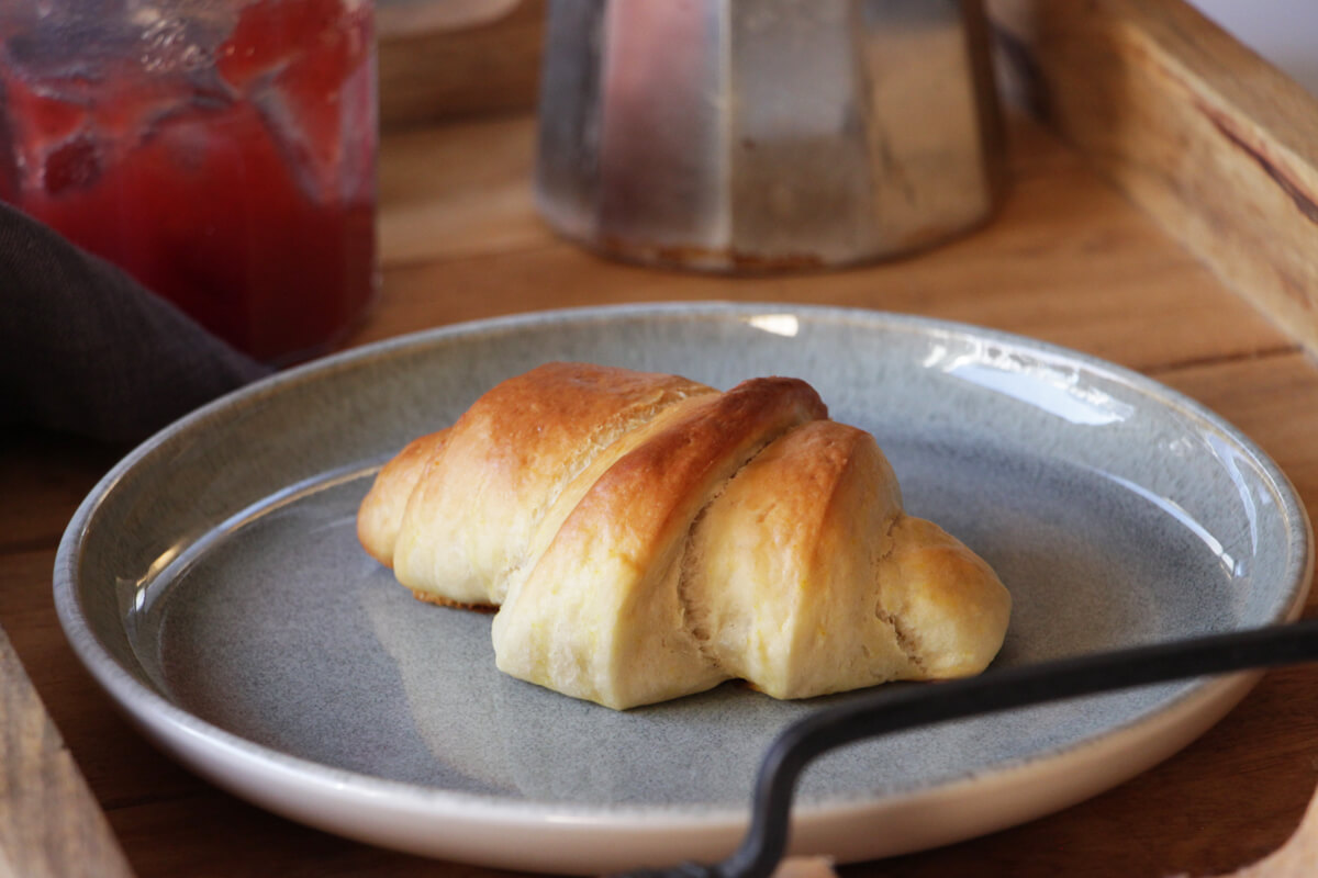 vegane Brioche Croissants auf einem Teller