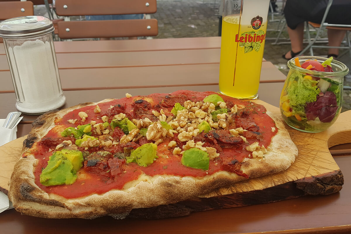 veganes Inselbrot belegt mit Tomate, Avocado und Walnüssen