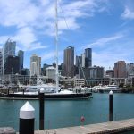 Ein perfekter Tag in Auckland Die Skyline von Auckland vom Hafen aus gesehen.