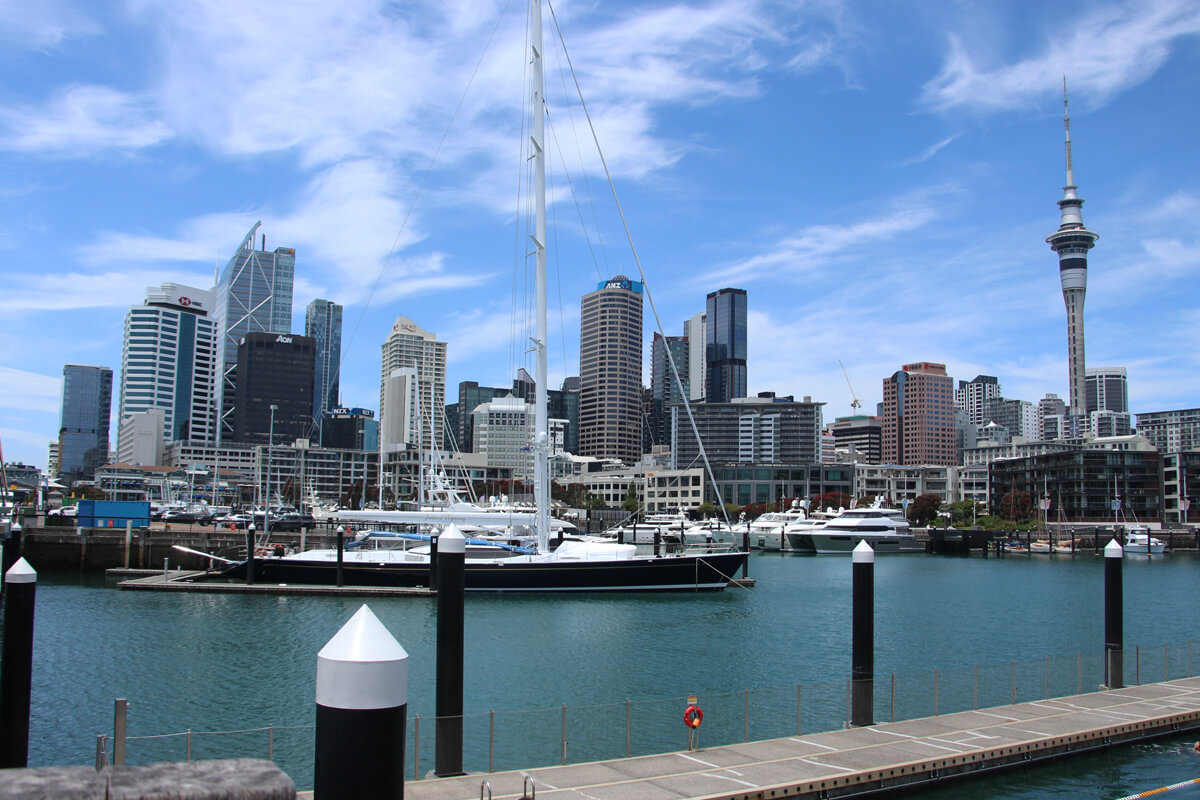 Die Skyline von Auckland vom Hafen aus gesehen.
