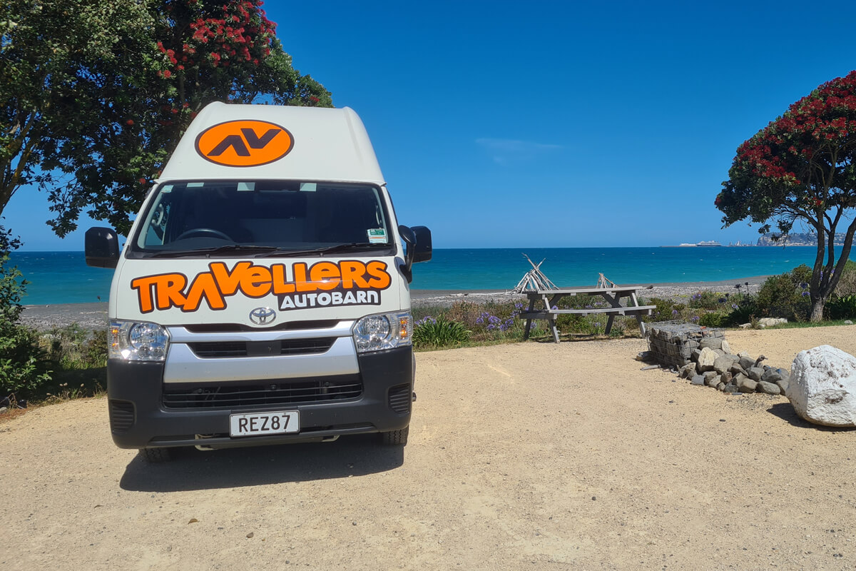 Unser Campervan auf dem Platz am Strand bei Napier