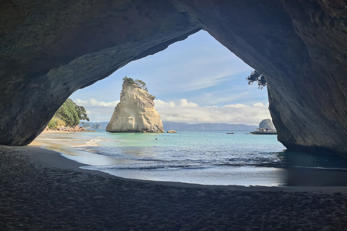 Blick aus der Cathedral Cove auf den Strand