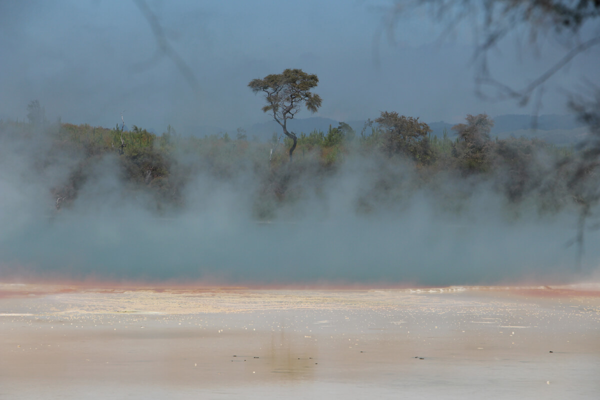 Wasserdampf steig über dem Champagne Pool auf