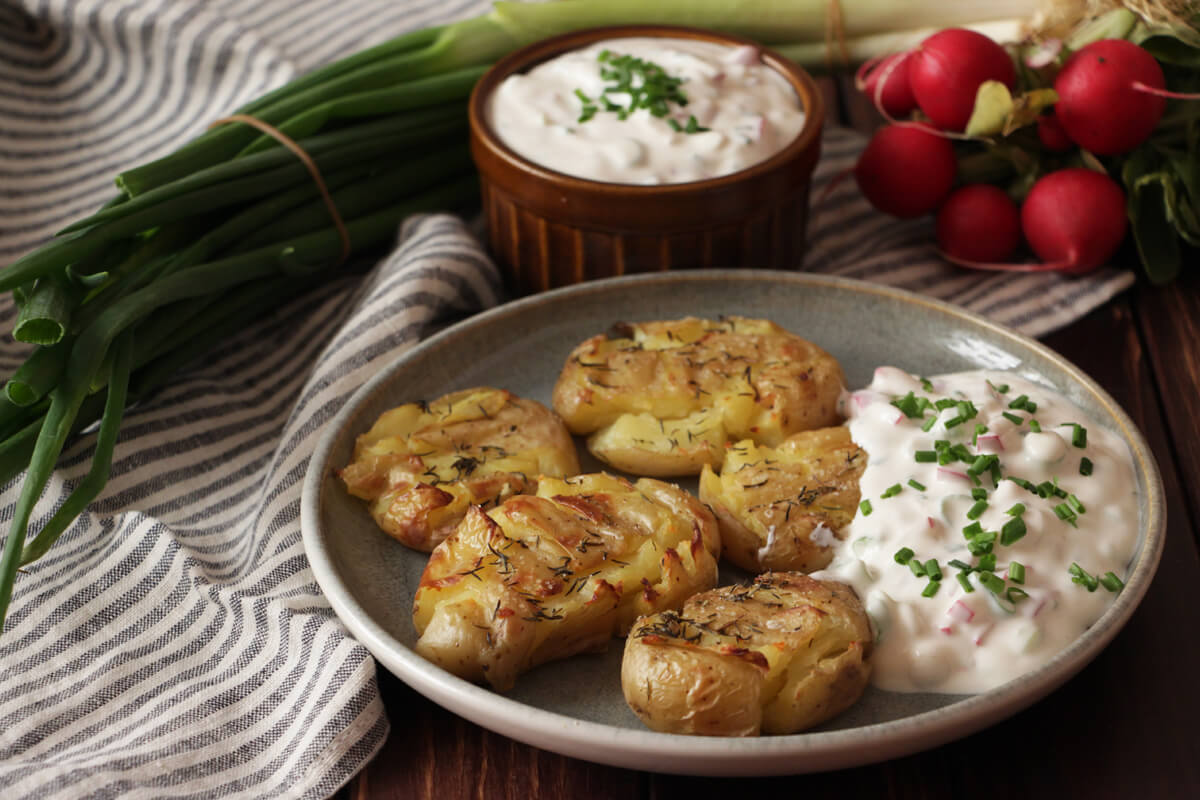 Quetschkartoffeln mit veganem Frühlingskräuterdip