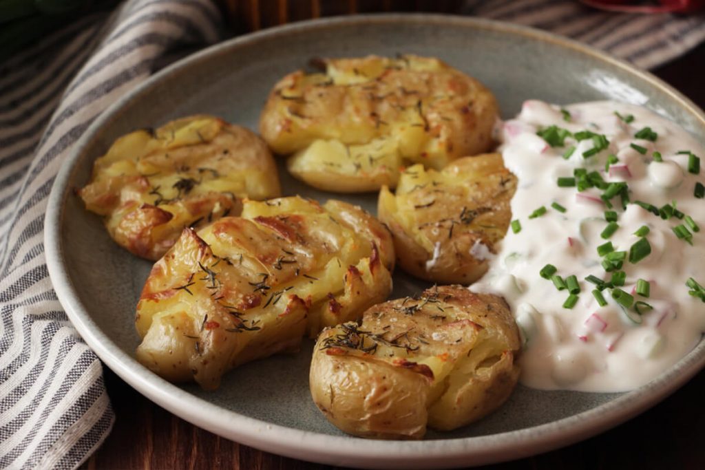 Quetschkartoffeln mit veganem Frühlingskräuterdip