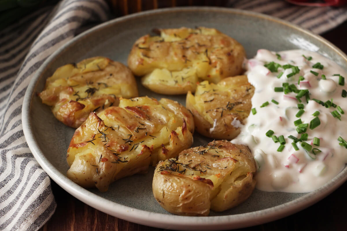 Quetschkartoffeln mit veganem Frühlingskräuterdip