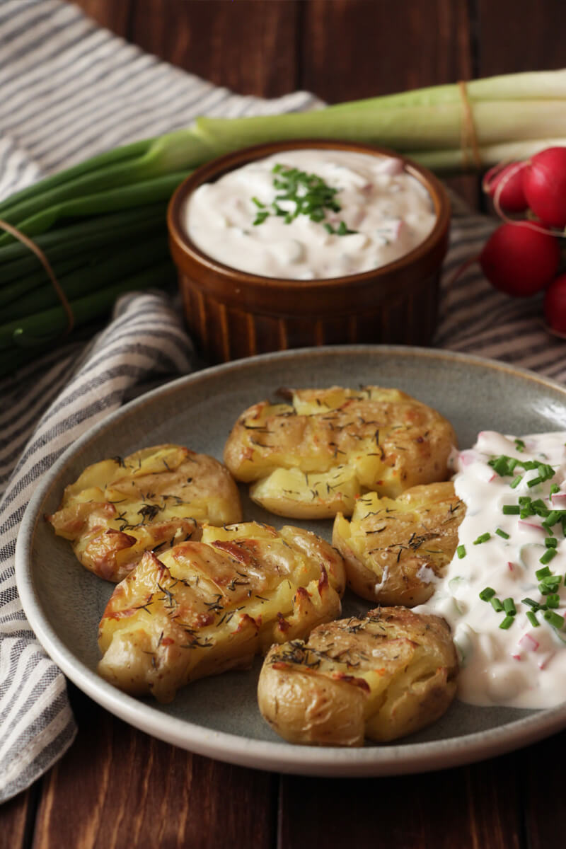 Quetschkartoffeln mit veganem Frühlingskräuterdip