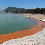 Der rötliche Kraterrand des Champagne Pool bildetet einen schönen Kontrast zum tiefblauen Wasser.