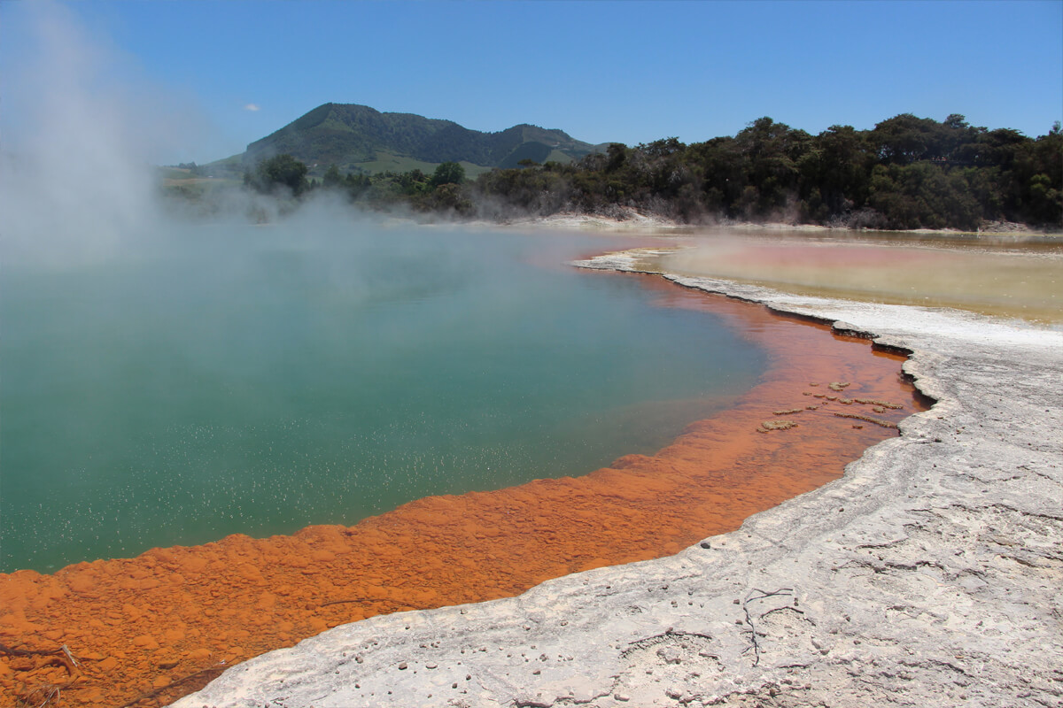 Der rötliche Kraterrand des Champagne Pool bildetet einen schönen Kontrast zum tiefblauen Wasser.