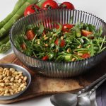 gegrillter Spargel-Tomaten-Salat mit Rucola und Pinienkernen