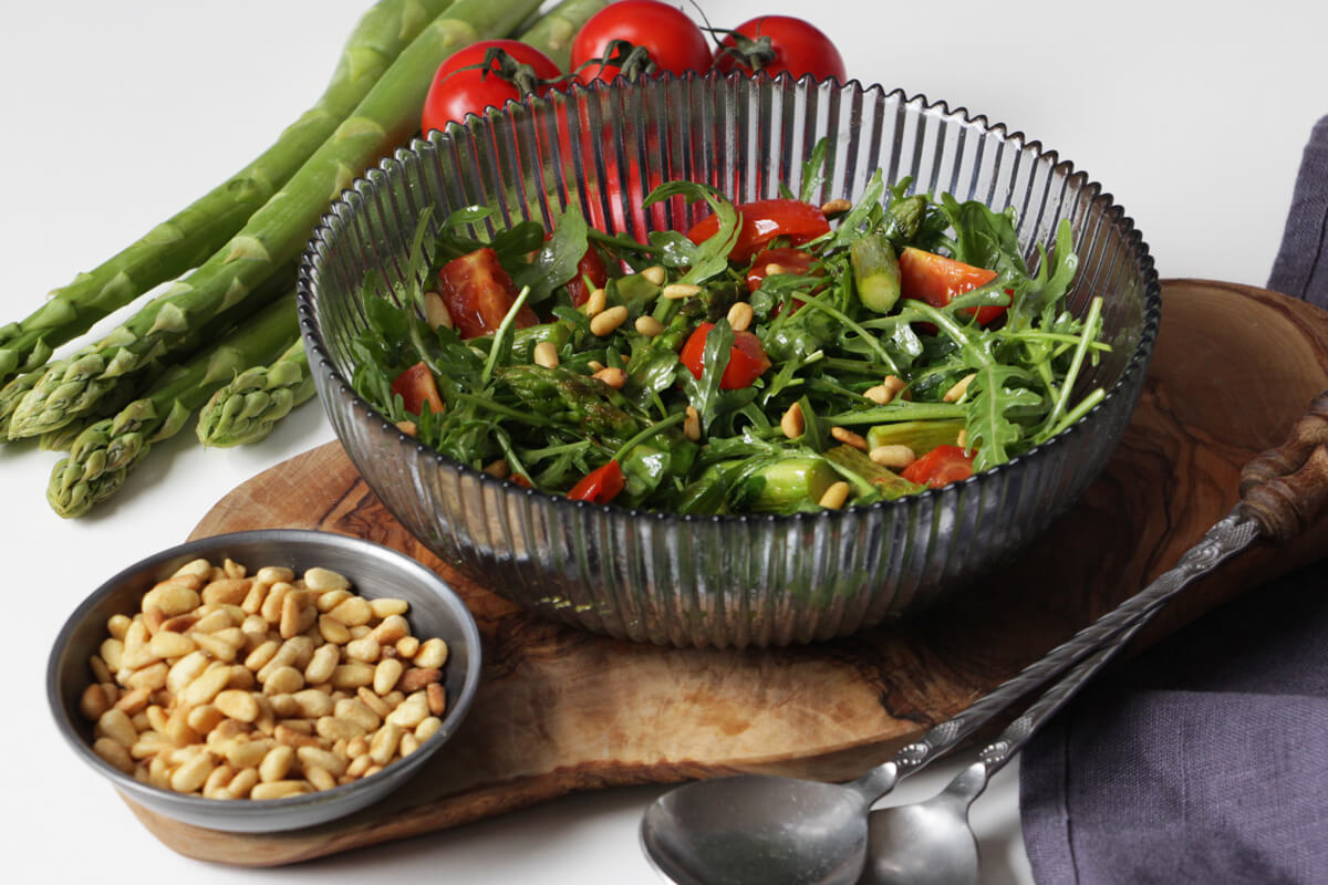 gegrillter Spargel-Tomaten-Salat mit Rucola und Pinienkernen