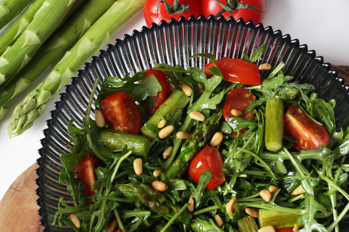 gegrillter Spargel-Tomaten-Salat mit Rucola und Pinienkernen